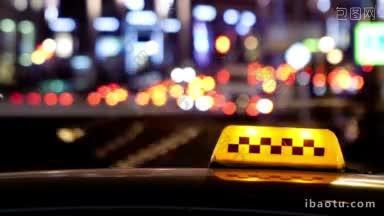 离焦的城市<strong>交通</strong>在<strong>夜间</strong>的时间推移与静态黄色出租车标志的汽车在前景复制空间